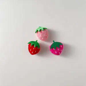 Tre ciondoli a fragola in peluche colorati rosa e rossi per fai da te e accessori vari