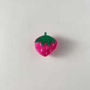 Simpatico accessorio a forma di fragola rosa in peluche per fai da te e fermagli