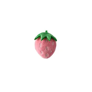 Ciondolo a fragola in peluche rosa con foglie verdi e ricami bianchi dettagliati