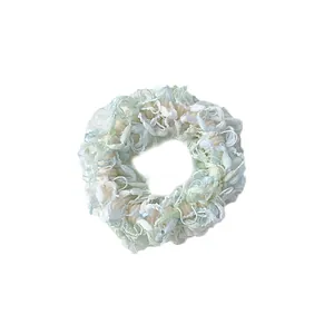 Chouchou tricoté bleu et vert avec texture nuage moelleuse sur fond blanc