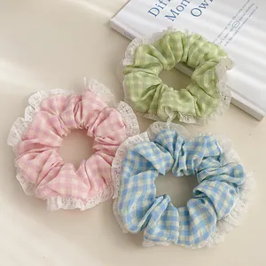 Détails des chouchous à carreaux avec bordure en dentelle blanche en rose, bleu et vert
