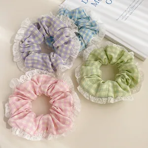 Lot de quatre chouchous à carreaux pastel avec bordure en dentelle blanche et tons variés