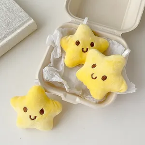 Tres lindos llaveros de estrellas de peluche amarillas con caras en caja de regalo