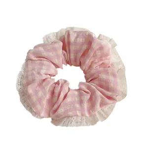 Chouchou à carreaux roses avec bordure en dentelle blanche pour la coiffure