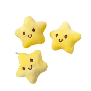 Tres lindos llaveros de estrella en felpa amarilla con sonrisas bordadas para bolsos