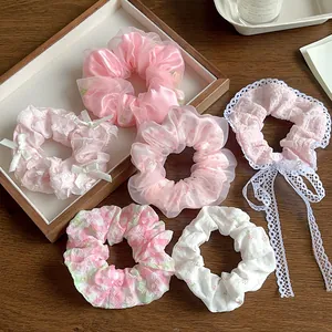 Lot de 6 chouchous doux en dentelle avec nœuds et motifs floraux sur plateau bois