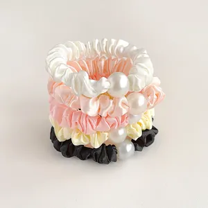 Lot de 5 chouchous en satin avec grandes perles dans des tons pastels variés