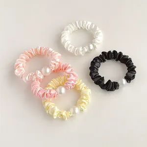 Lot de quatre chouchous en satin brillant avec perles blanches en blanc, rose, jaune et noir