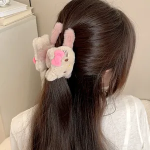 Detail der süßen Hello Kitty Plüsch-Haarklammer mit rosa Schleife im langen Haar