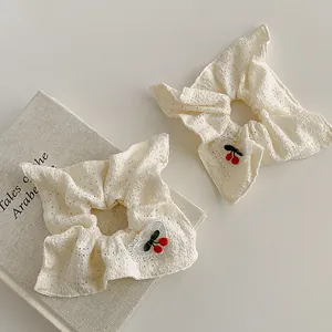 Chouchous en dentelle blanche chic avec broderie cerise et détails de cœur ajouré