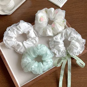 Détail de chouchous assortis en dentelle et rubans dans un plateau de présentation