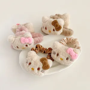 Details von vier Plüsch Hello Kitty Haargummis in verschiedenen Farben auf einem Tablett