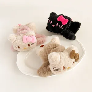 Detailansicht von drei Plüsch-Haarklammern mit Katzenkopf in Schwarz, Rosa und Khaki