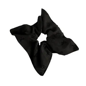Vintage schwarzes Satin-Haargummi mit großer Schleife und zartem Polka-Dot-Muster