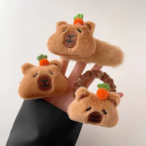 Set de barrettes en peluche capybara avec décor carotte et détails brodés mignons