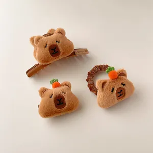 Set de 3 accessoires cheveux en peluche avec pince, barrette et chouchou capybara