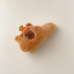 Détail de la pince à cheveux ours en peluche marron avec décor carotte et fourrure