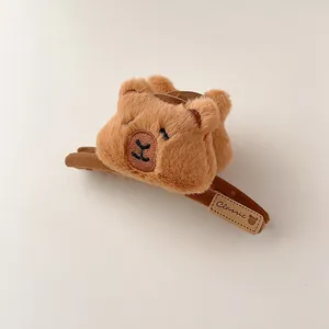 Détail de la pince à cheveux ours en peluche avec broderie et étiquette Classic