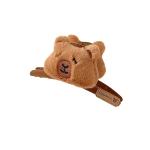 Pince à cheveux ours en peluche marron avec texture douce et étiquette classique
