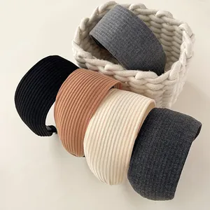 Gestrickte breite Stirnbänder in Schwarz, Braun, Beige und Grau mit vertikaler Streifenstruktur
