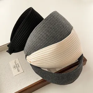 Drei gerippte Strick-Stirnbänder in Schwarz, Grau und Beige mit stilvollem Knoten