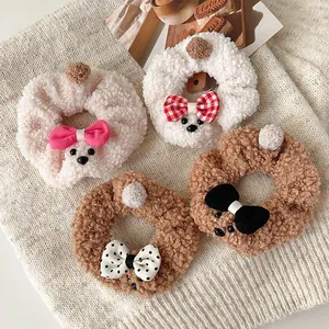 Set de cuatro gomas de pelo de peluche tipo perro con lazos en tonos suaves