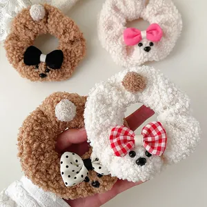 Primer plano de coleteros de osito de peluche con lazos de lunares y cuadros