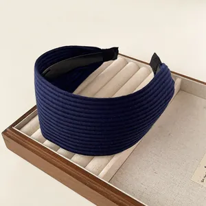 Nahaufnahme von breitem, marineblauem Strickstirnband mit rutschfestem Futter
