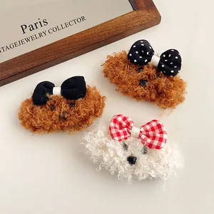 Dettaglio di fermagli per capelli a orsetto di peluche con fiocchi e design 3D