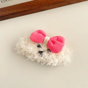 Dettaglio del fermaglio per capelli in peluche a forma di cane con fiocco rosa