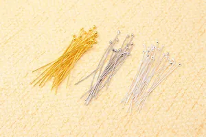 Detail van S925 sterling zilveren kogelkopspelden in goud, zilver en antieke afwerkingen