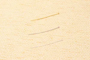 Macro-opname van gouden en zilveren S925 sterling zilveren kogelkopspelden voor DIY-sieraden
