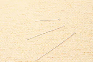 Macro-opname van drie S925 zilveren kogelkopspelden voor het maken van handgemaakte sieraden