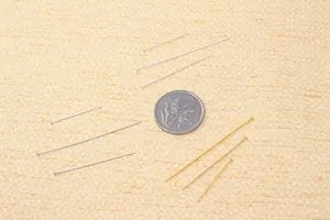 Dettaglio di spilli a testa piatta S925 oro e argento con moneta per confronto dimensioni