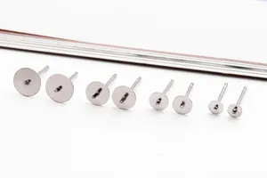 Dettaglio macro di basi per orecchini in argento S925 di varie dimensioni per gioielli DIY