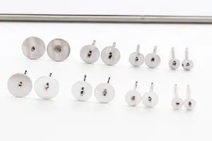 Dettaglio macro di basi per orecchini in argento S925 di varie dimensioni per fai-da-te