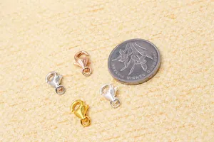 Nahaufnahme von S925 Sterlingsilber Karabinerverschlüssen in Gold, Silber und Roségold