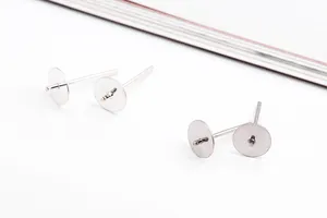 Vista macro di orecchini a perno in argento S925 con base piatta per gioielli fai da te