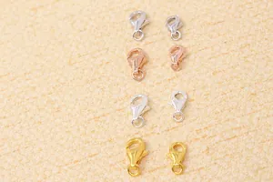 Makroaufnahme von S925-Silber-Karabinerverschlüssen in Gold und Silber für DIY-Schmuck
