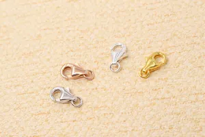 Nahaufnahme von Karabinerverschlüssen aus S925 Sterlingsilber in Gold, Silber und Roségold