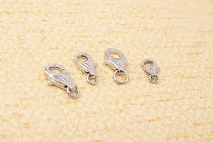 Makro-Detail von vier S925 Sterling Silber Karabinerverschlüssen für DIY-Schmuckherstellung