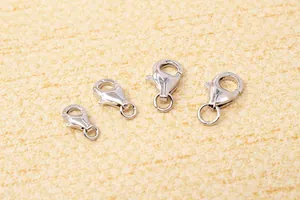 Nahaufnahme von vier S925 Sterling Silber Karabinerschließen für DIY-Schmuckherstellung