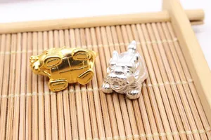 Makroaufnahme von 3D-Hartsilber Drachen-Schildkröten-Perlen in Gold und Silber