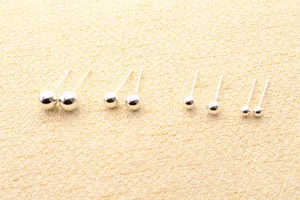 Macro-opname van vier verschillende maten S925 sterling zilveren kogeloorstekers op een rij