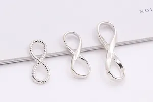 Makroaufnahme von S925 Sterling Silber Unendlichkeit-Anhängern mit Kordel- und Glanzfinish