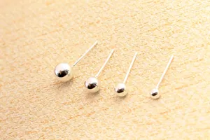 Detail van vier maten gepolijste S925 sterling zilveren ronde kogel oorknopjes