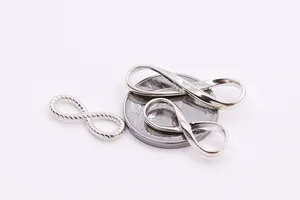 Detailansicht der S925 Sterlingsilber Infinity-Verbinder mit strukturierter und glatter Optik