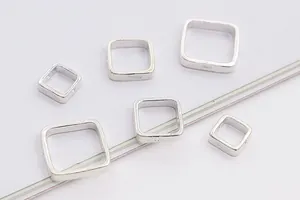 Macro-opname van 925 sterling zilveren vierkante kralen voor DIY-sieraden maken
