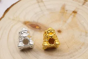 Makroaufnahme von gold- und versilberten Drachenschildkröte DIY Perlen auf Holzgrund