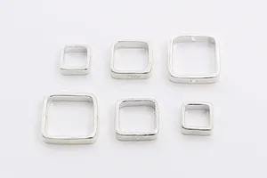 Macro-opname van vierkante S925 sterling zilveren kralen met materiaalmerk en diverse maten
